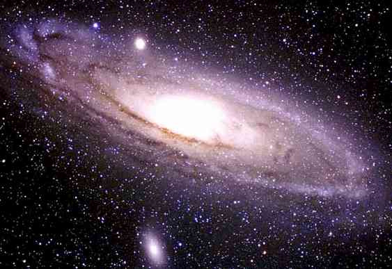 M31 - galaxia v Andronéde , najvzdialenejší objekt viditeľný voľným okom .