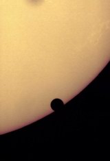 Farebný záber vstupu Venuše na disk Slnka .
