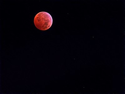 Krvavo červený Mesiac počas stredu úplného zatmenia .