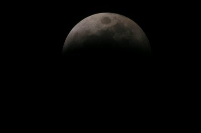 Mesiac sa ponára do tieňa Zeme - tesne pred stredom úplného zatmenia .